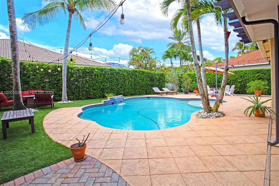 En Venta: $1,170,000 (4 camas, 3 baños, 2536 Pies cuadrados)