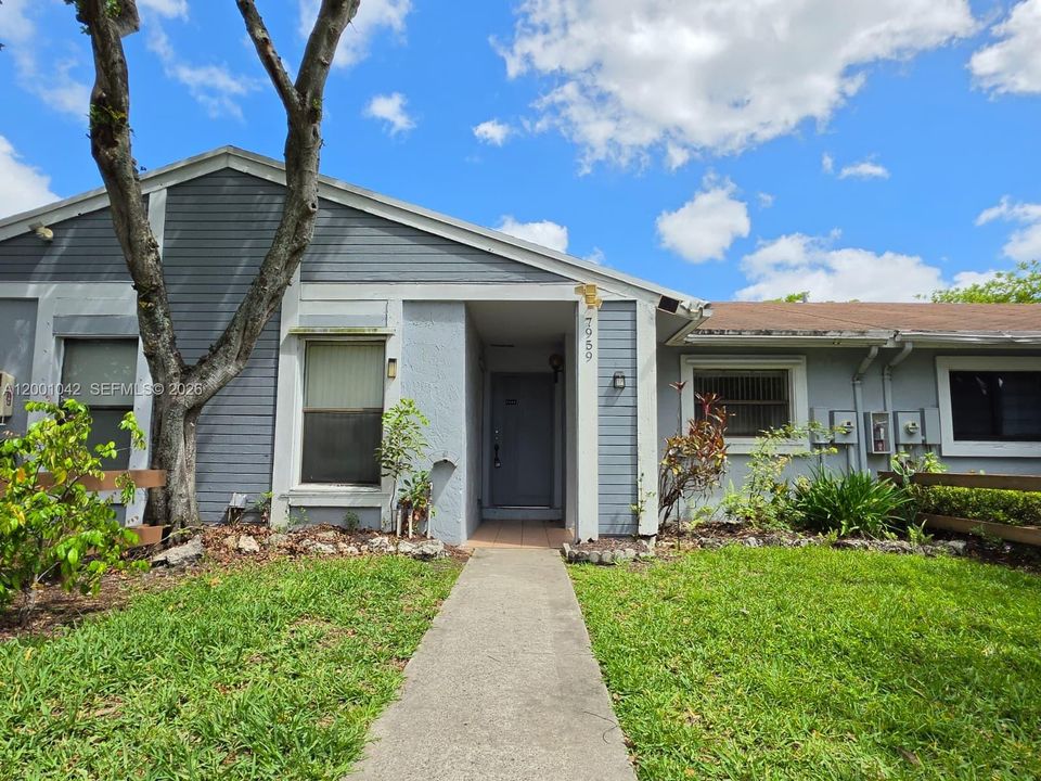 For Sale: $295,000 (2 beds, 2 baths, 954 Square Feet)