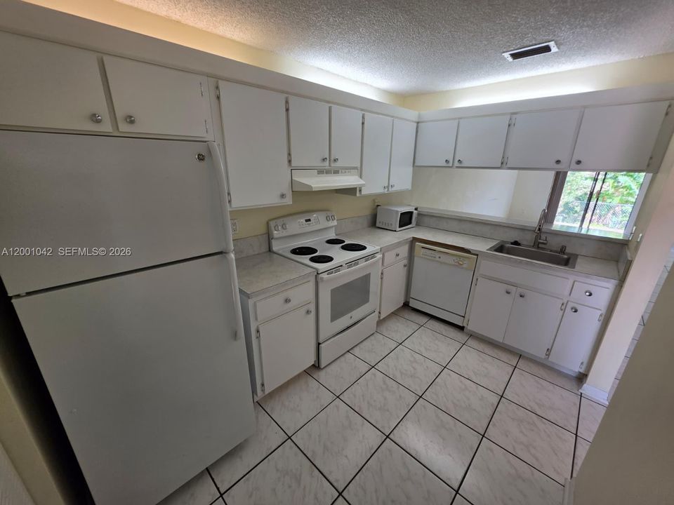 For Sale: $295,000 (2 beds, 2 baths, 954 Square Feet)