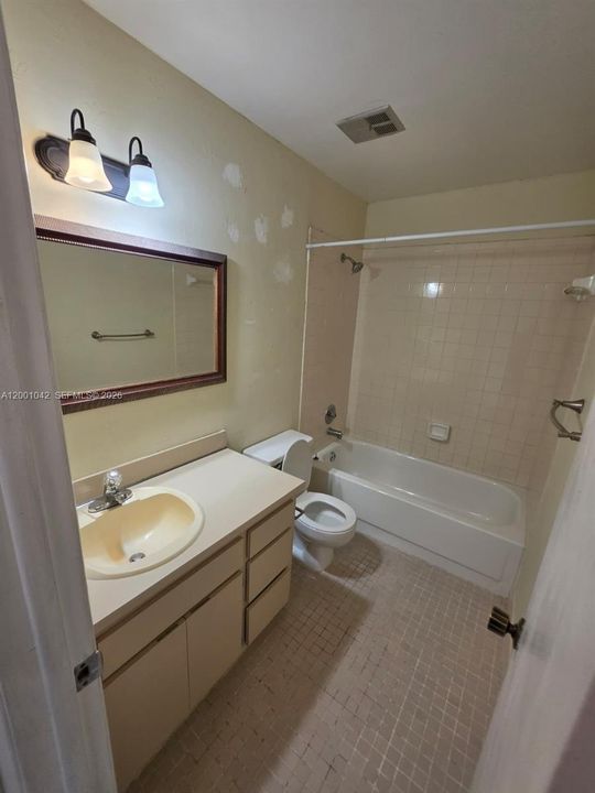 For Sale: $295,000 (2 beds, 2 baths, 954 Square Feet)
