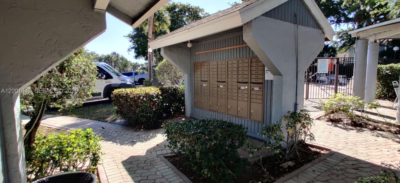 For Sale: $295,000 (2 beds, 2 baths, 954 Square Feet)