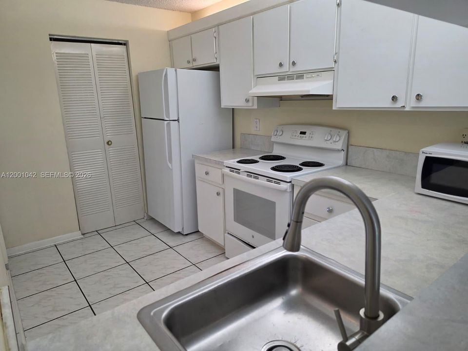 For Sale: $295,000 (2 beds, 2 baths, 954 Square Feet)