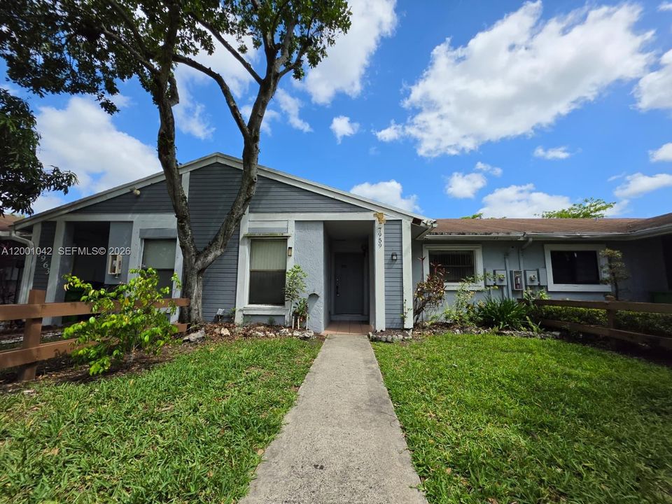 For Sale: $295,000 (2 beds, 2 baths, 954 Square Feet)