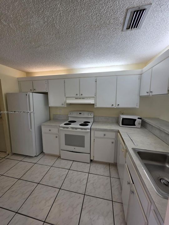 For Sale: $295,000 (2 beds, 2 baths, 954 Square Feet)
