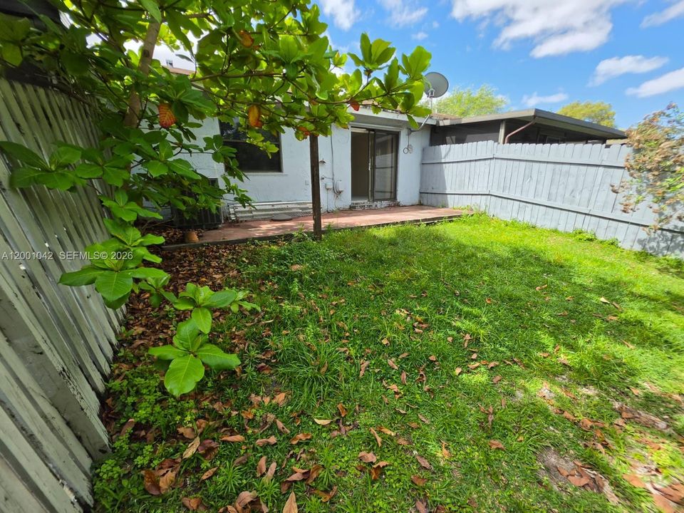 For Sale: $295,000 (2 beds, 2 baths, 954 Square Feet)