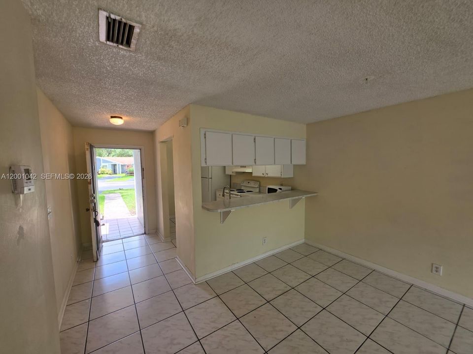 For Sale: $295,000 (2 beds, 2 baths, 954 Square Feet)