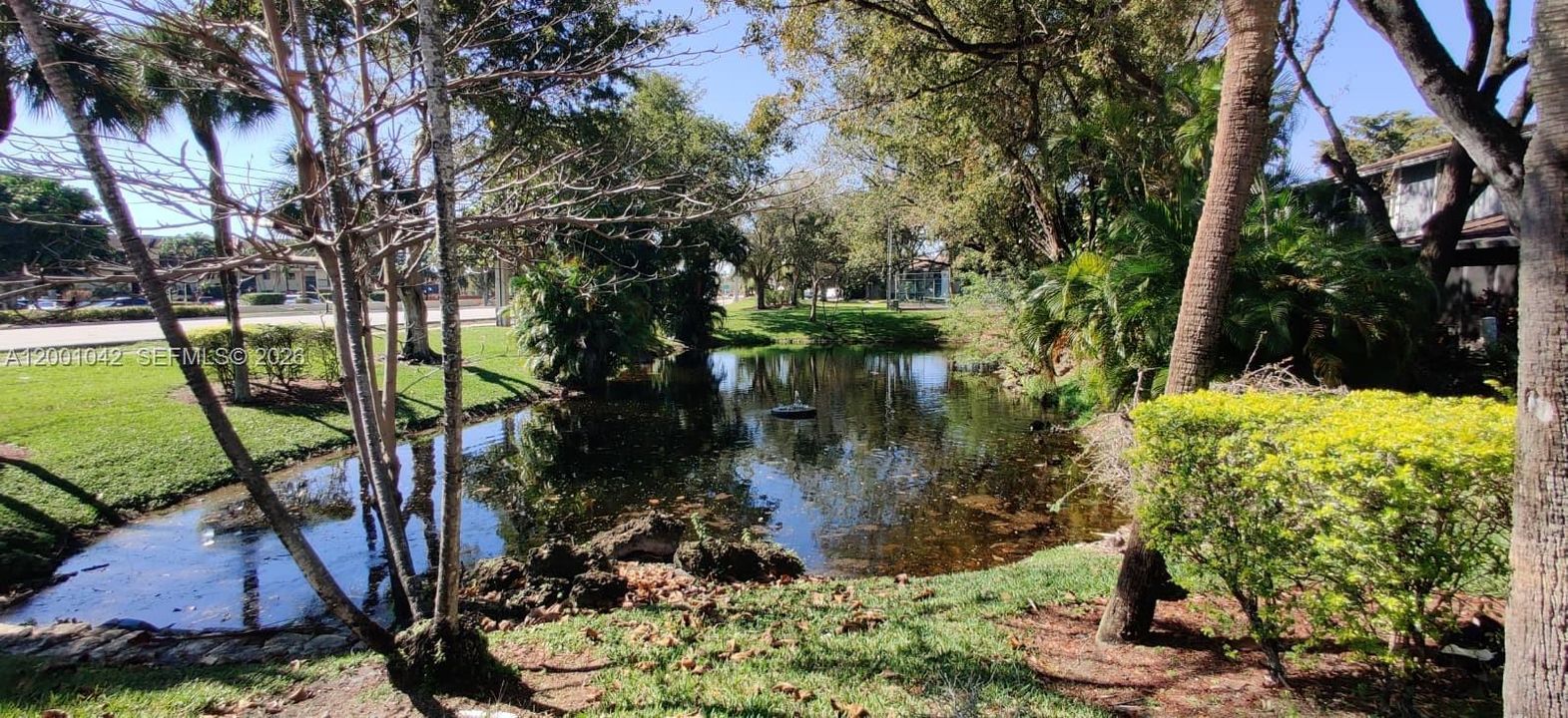 For Sale: $295,000 (2 beds, 2 baths, 954 Square Feet)