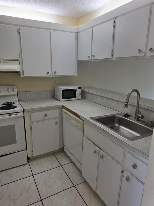For Sale: $295,000 (2 beds, 2 baths, 954 Square Feet)