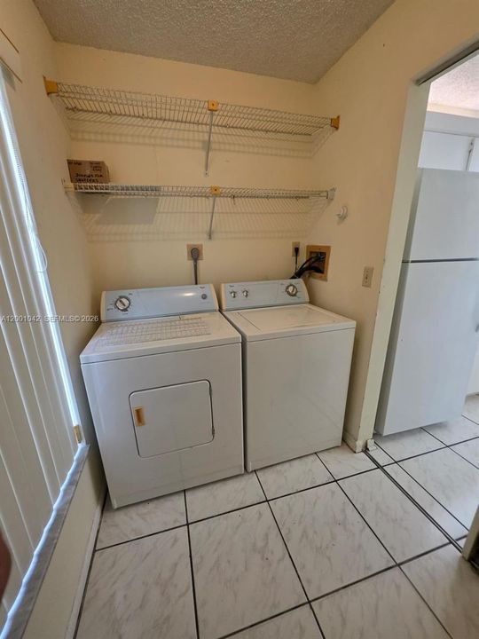 For Sale: $295,000 (2 beds, 2 baths, 954 Square Feet)