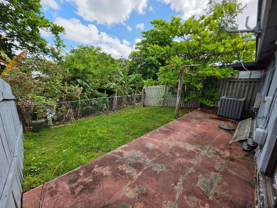 For Sale: $295,000 (2 beds, 2 baths, 954 Square Feet)