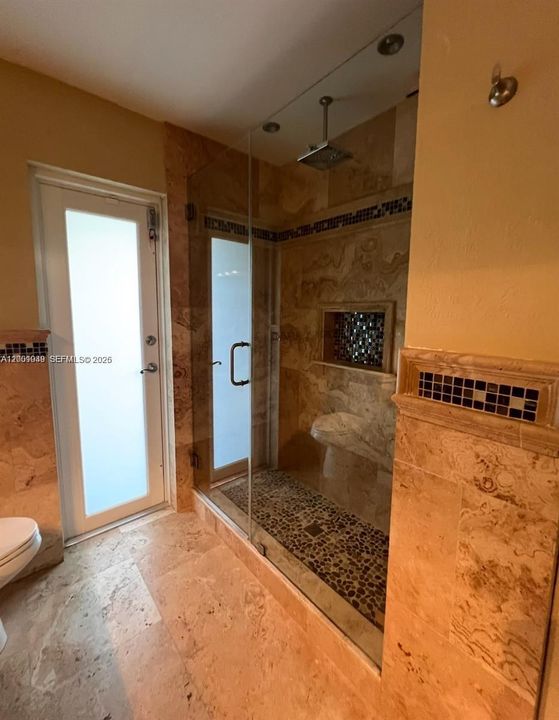 Activo con contrato: $5,275 (4 camas, 2 baños, 2215 Pies cuadrados)