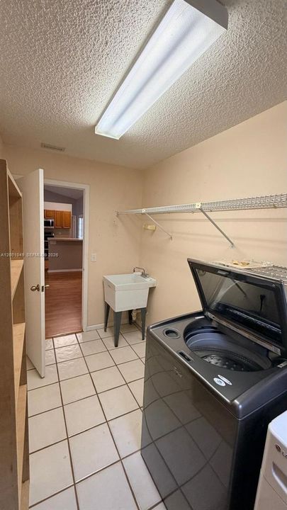 Activo con contrato: $5,275 (4 camas, 2 baños, 2215 Pies cuadrados)