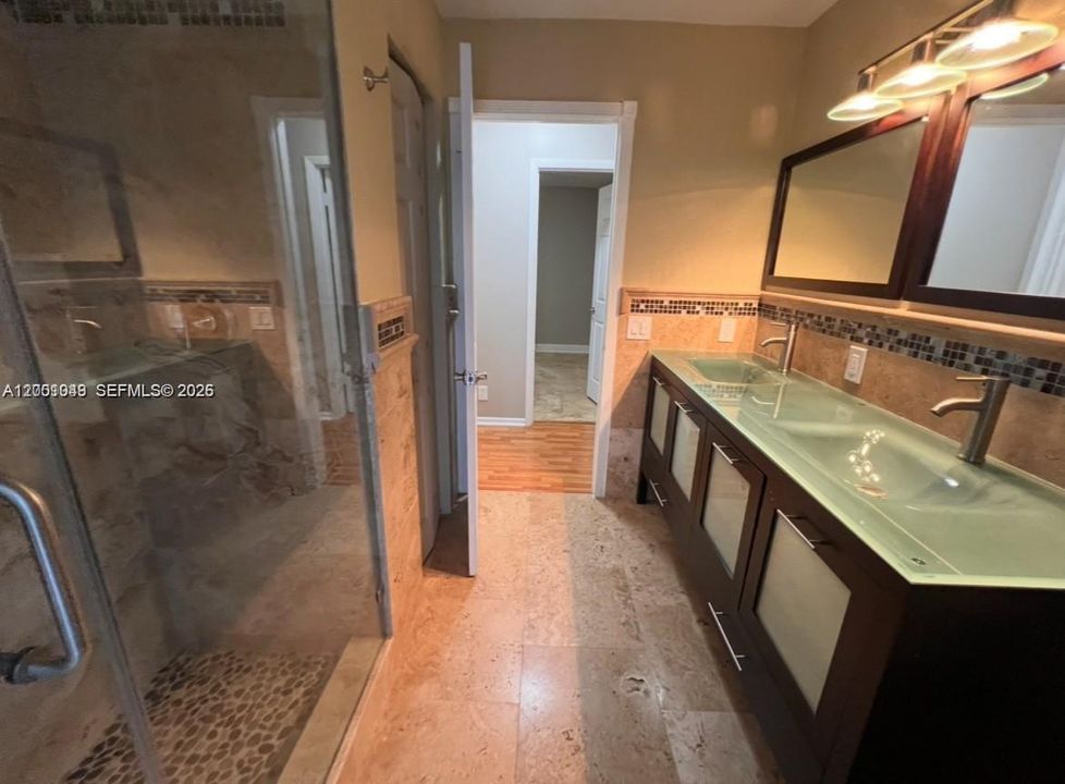 Activo con contrato: $5,275 (4 camas, 2 baños, 2215 Pies cuadrados)