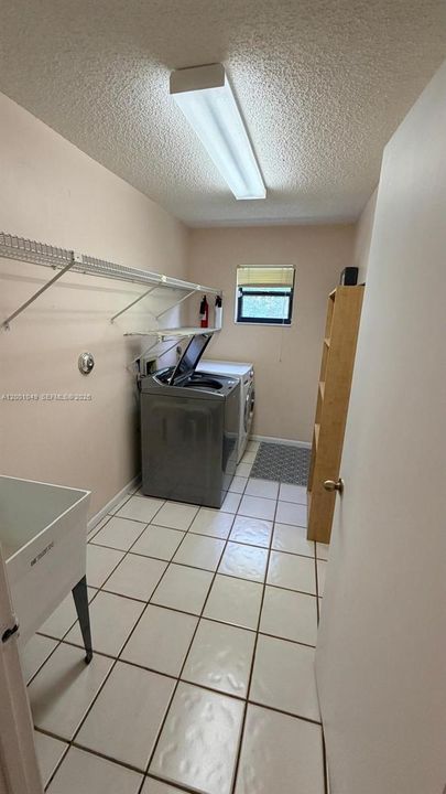 Activo con contrato: $5,275 (4 camas, 2 baños, 2215 Pies cuadrados)