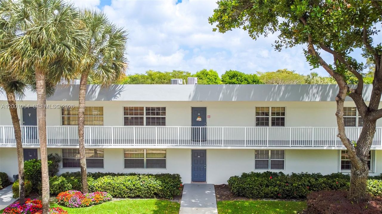 For Sale: $317,000 (3 beds, 3 baths, 1620 Square Feet)