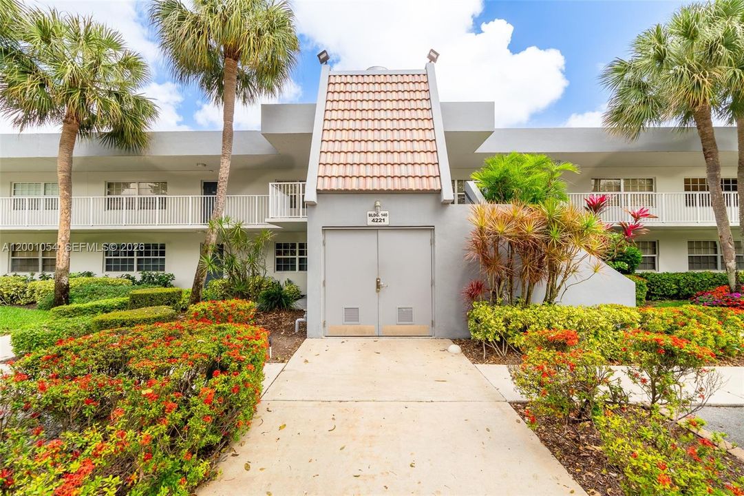 For Sale: $317,000 (3 beds, 3 baths, 1620 Square Feet)
