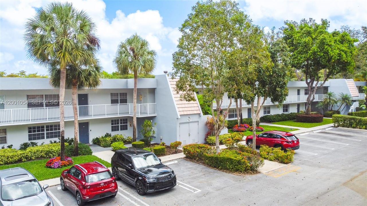 For Sale: $317,000 (3 beds, 3 baths, 1620 Square Feet)
