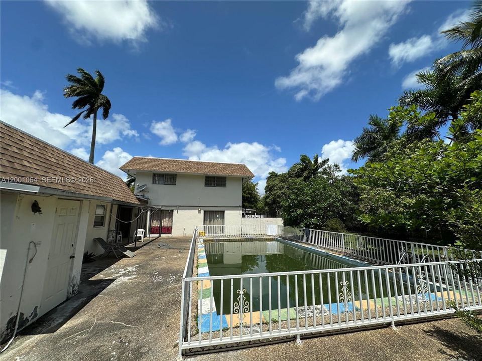 Activo con contrato: $980,000 (7 camas, 4 baños, 4581 Pies cuadrados)