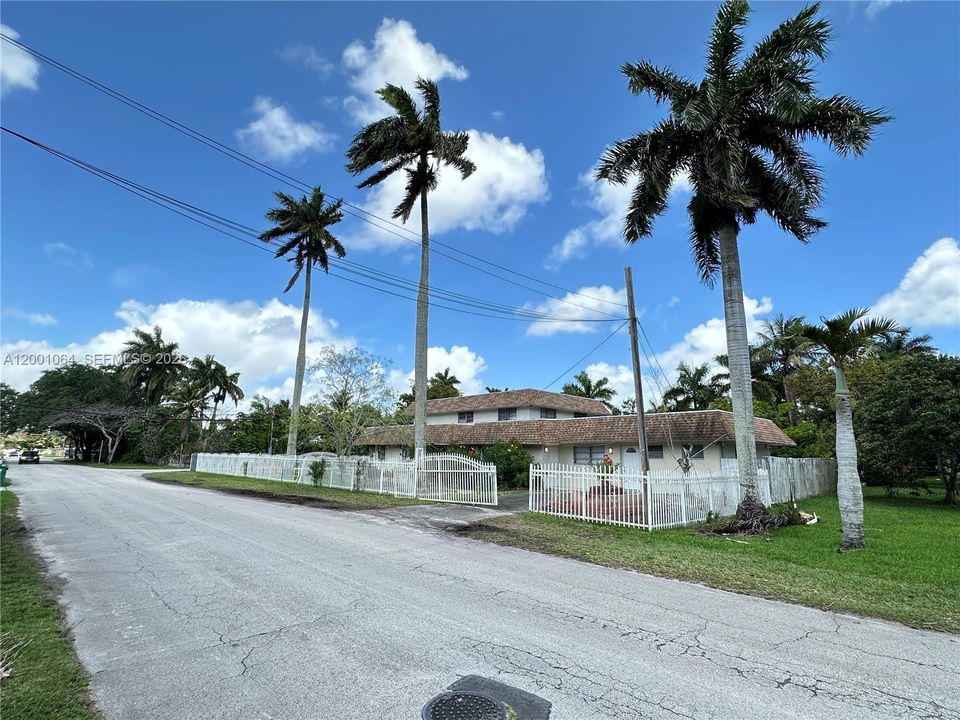 Activo con contrato: $980,000 (7 camas, 4 baños, 4581 Pies cuadrados)