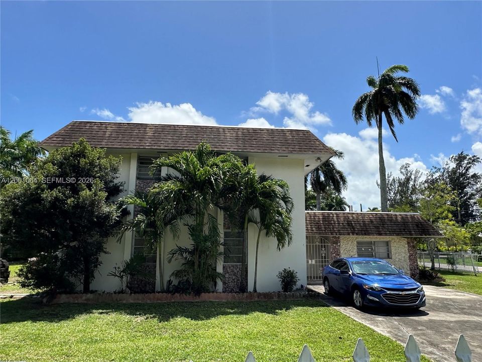 Activo con contrato: $980,000 (7 camas, 4 baños, 4581 Pies cuadrados)