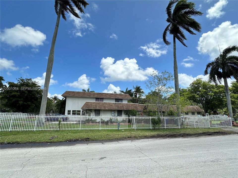 Activo con contrato: $980,000 (7 camas, 4 baños, 4581 Pies cuadrados)