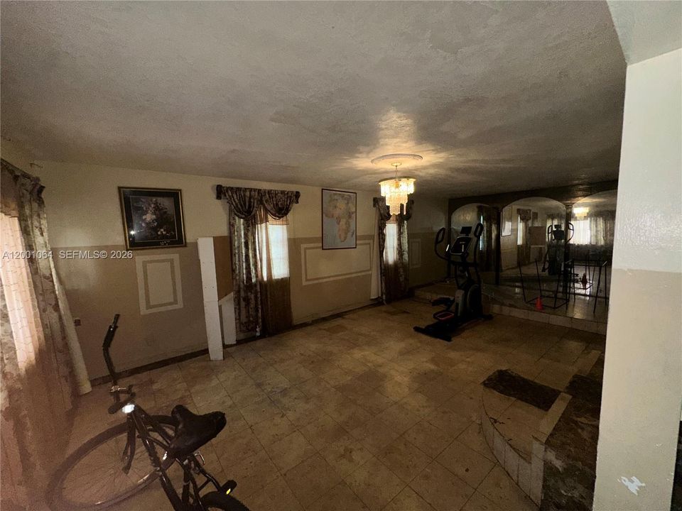Activo con contrato: $980,000 (7 camas, 4 baños, 4581 Pies cuadrados)