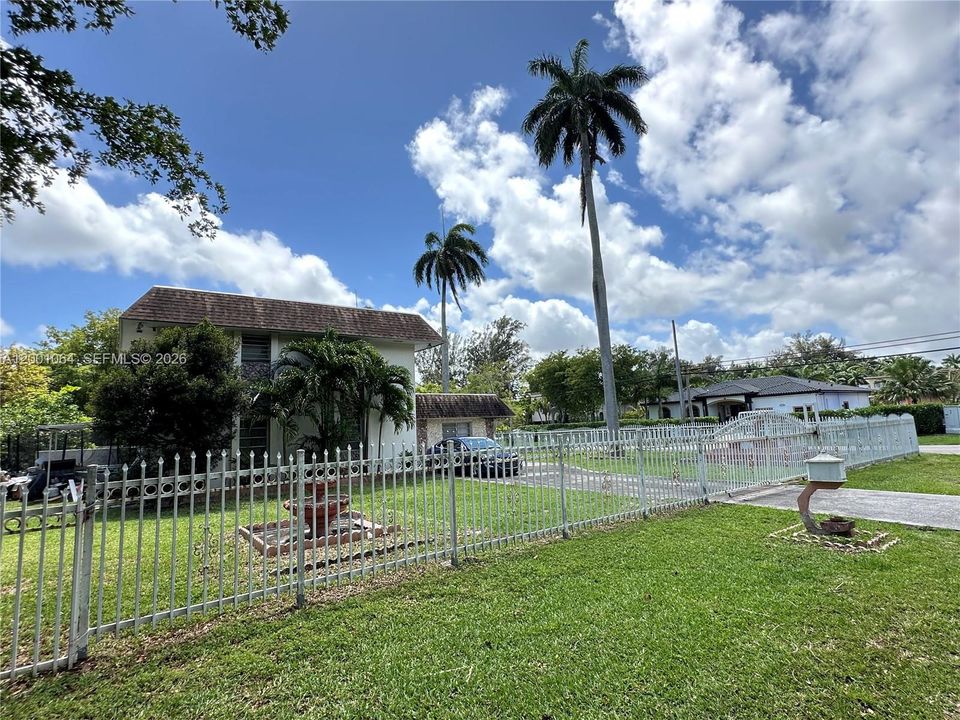 Activo con contrato: $980,000 (7 camas, 4 baños, 4581 Pies cuadrados)