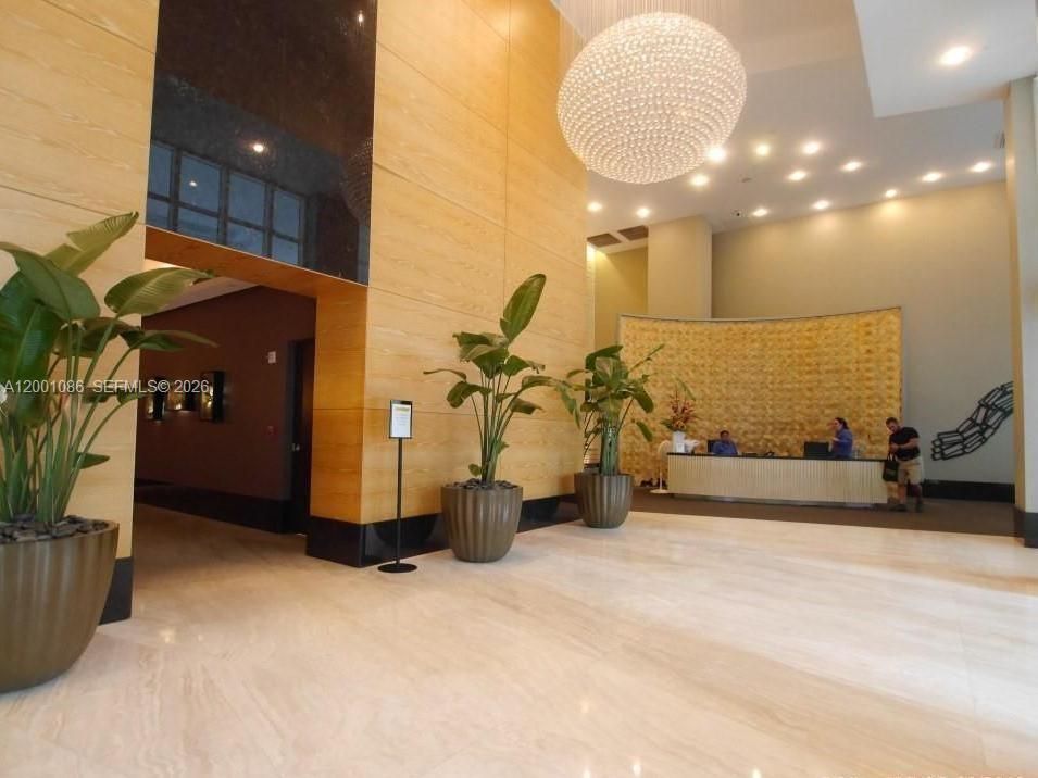 For Sale: $465,000 (1 beds, 1 baths, 639 Square Feet)