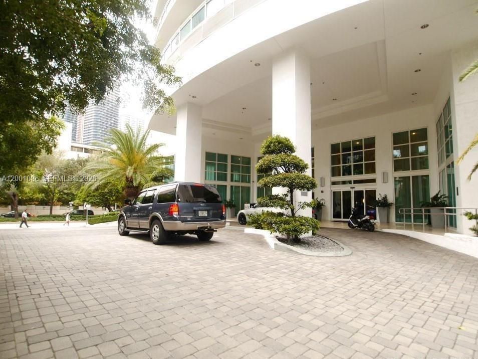For Sale: $465,000 (1 beds, 1 baths, 639 Square Feet)