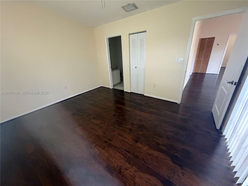 Activo con contrato: $2,000 (3 camas, 2 baños, 1070 Pies cuadrados)