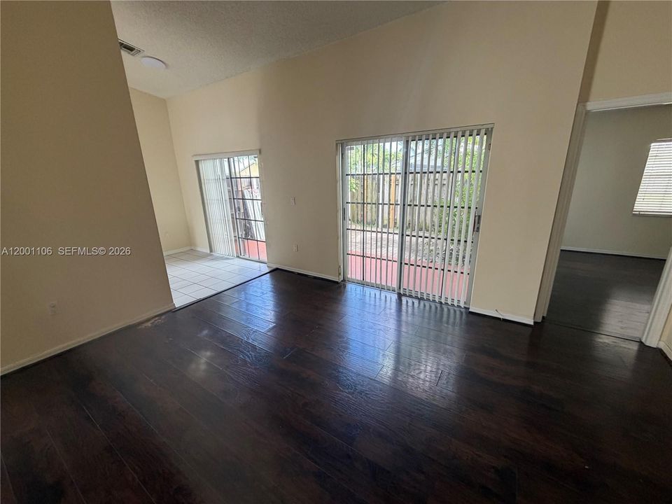 Activo con contrato: $2,000 (3 camas, 2 baños, 1070 Pies cuadrados)