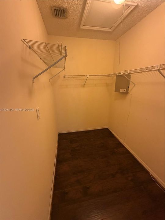 Activo con contrato: $2,000 (3 camas, 2 baños, 1070 Pies cuadrados)