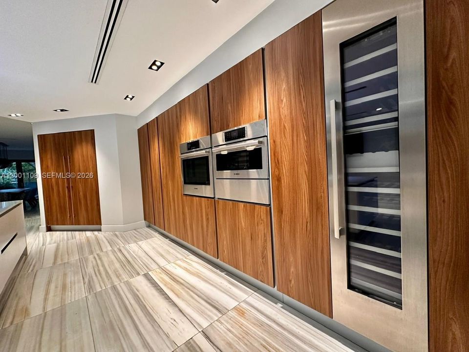 For Rent: $13,500 (5 beds, 6 baths, 4540 Square Feet)