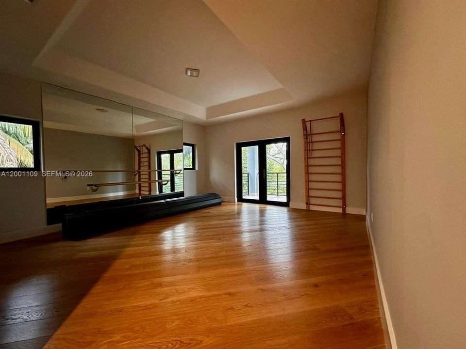 For Rent: $13,500 (5 beds, 6 baths, 4540 Square Feet)