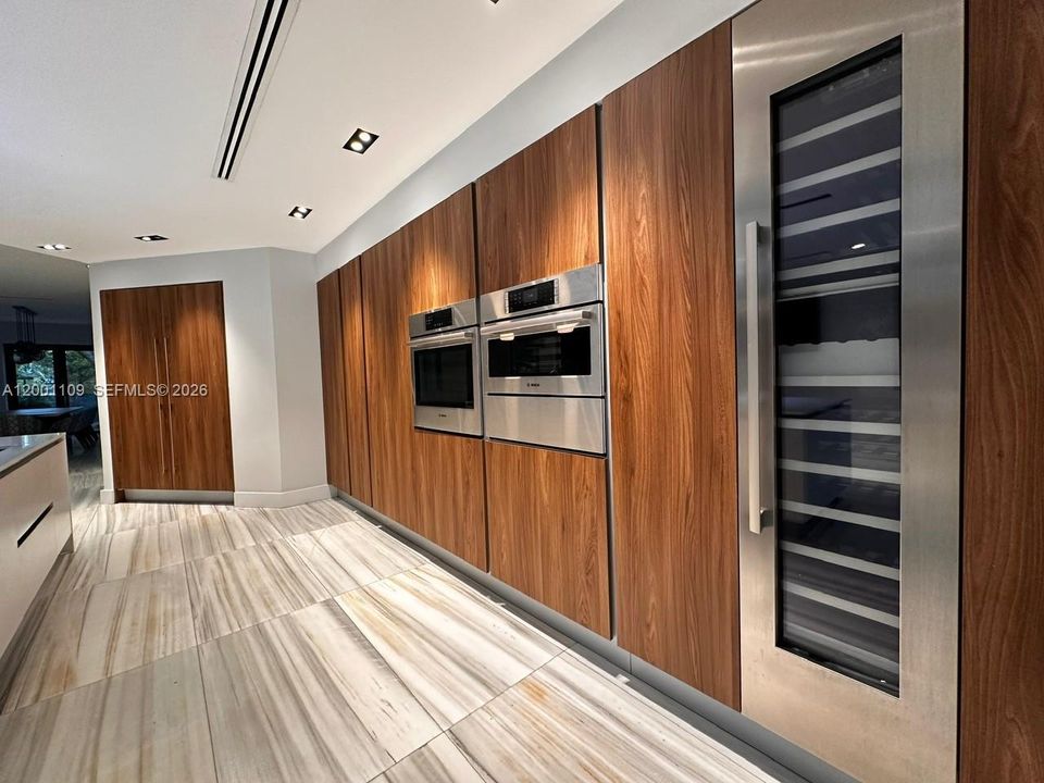 For Rent: $13,500 (5 beds, 6 baths, 4540 Square Feet)