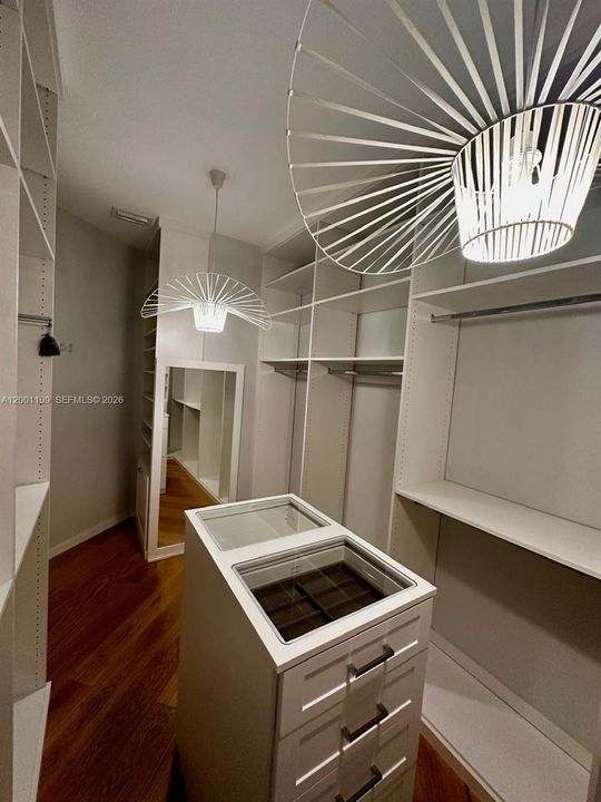 For Rent: $13,500 (5 beds, 6 baths, 4540 Square Feet)