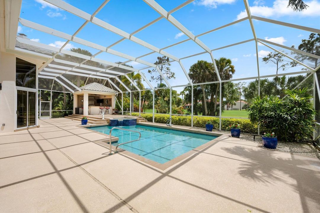 Pool/spa w/summer kitchen