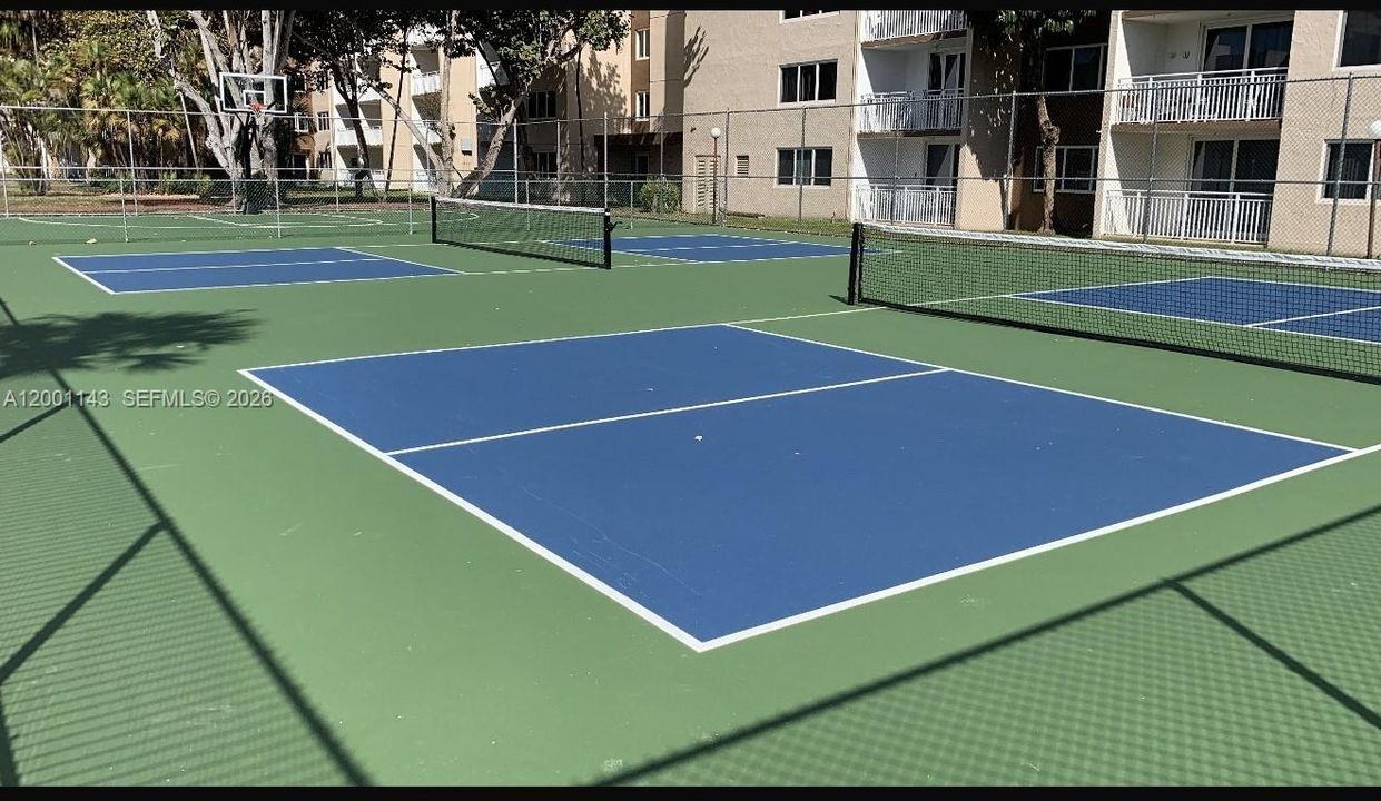 For Rent: $2,100 (2 beds, 1 baths, 1035 Square Feet)