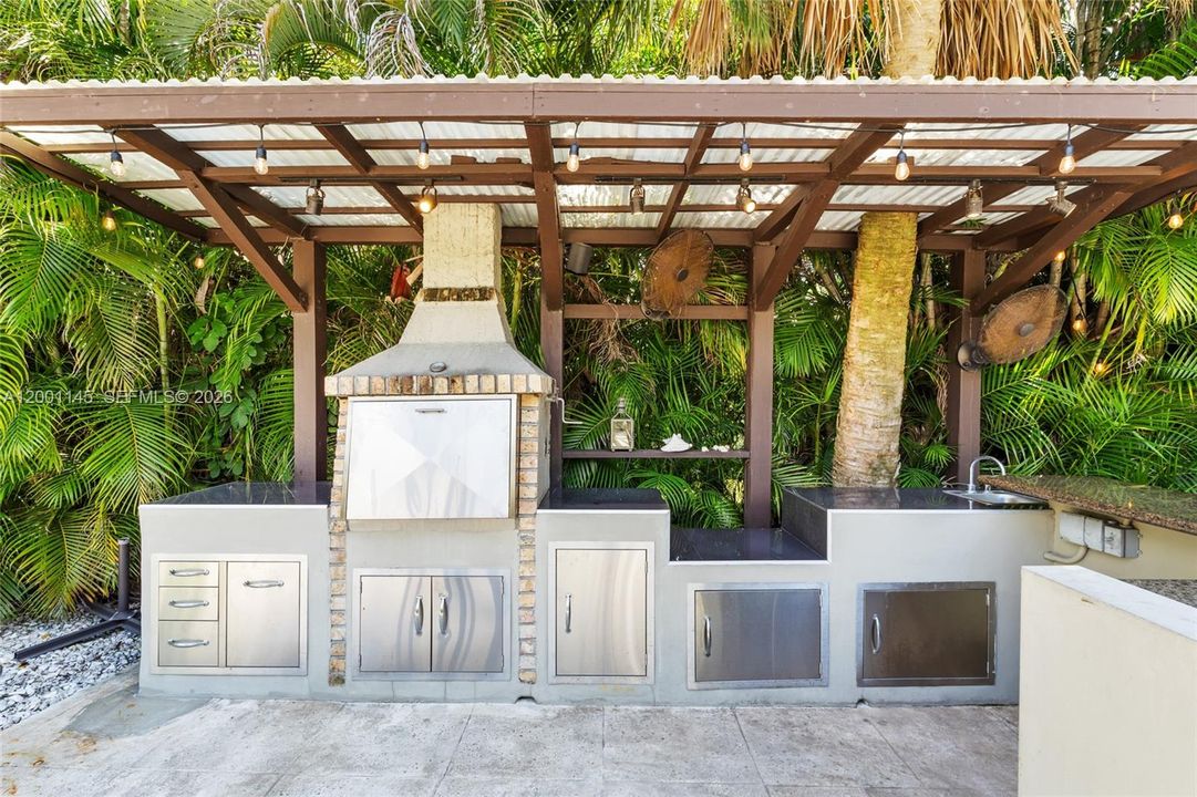 Wet Bar & BBQ