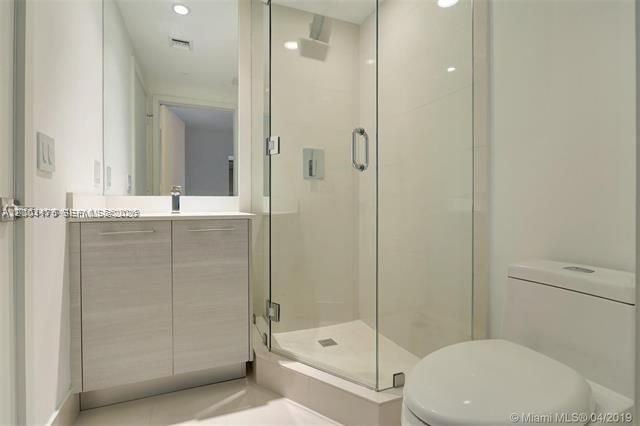 Activo con contrato: $5,490 (2 camas, 2 baños, 1067 Pies cuadrados)