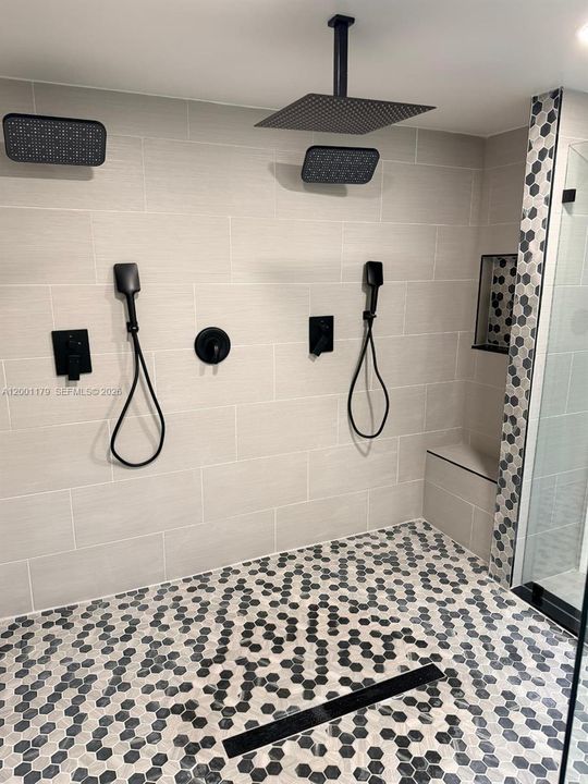 Master shower with dual shower heads and center shower