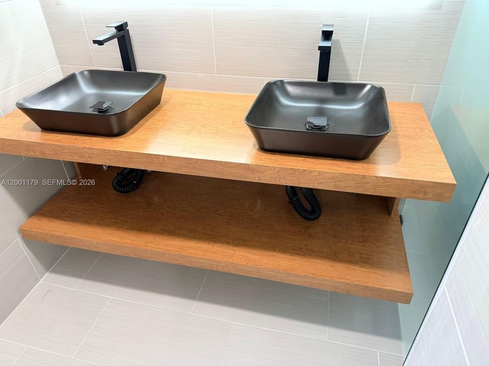 Dual sinks master bath