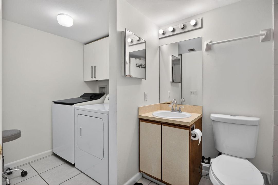 1st floor full bath and laundry room
