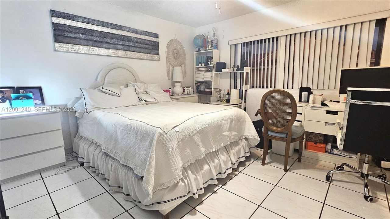 Activo con contrato: $3,200 (4 camas, 2 baños, 1610 Pies cuadrados)