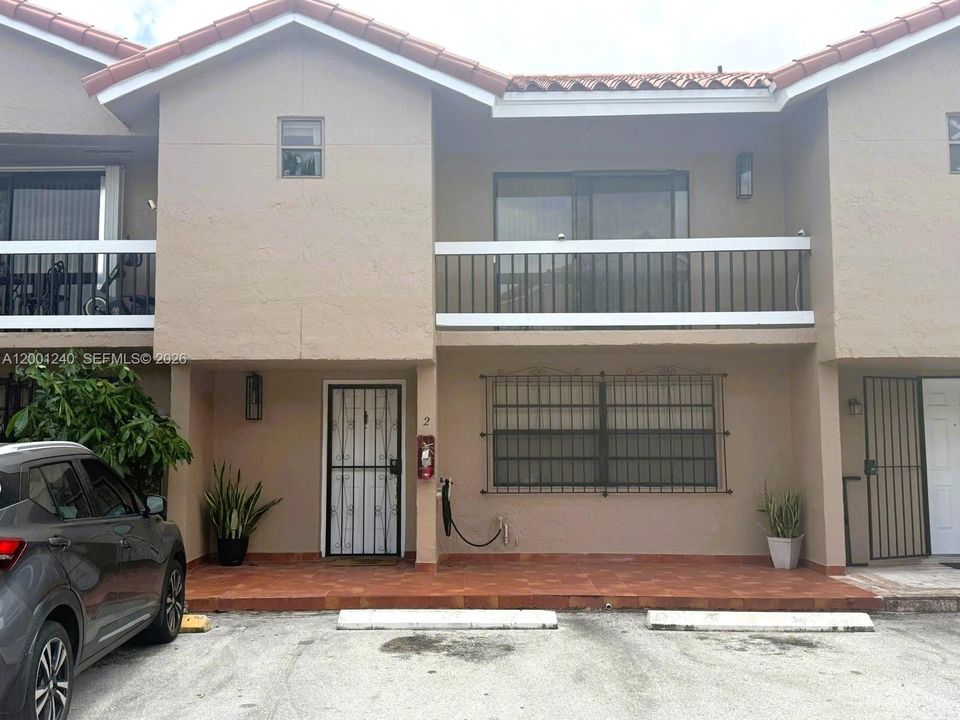 Activo con contrato: $3,200 (4 camas, 2 baños, 1610 Pies cuadrados)