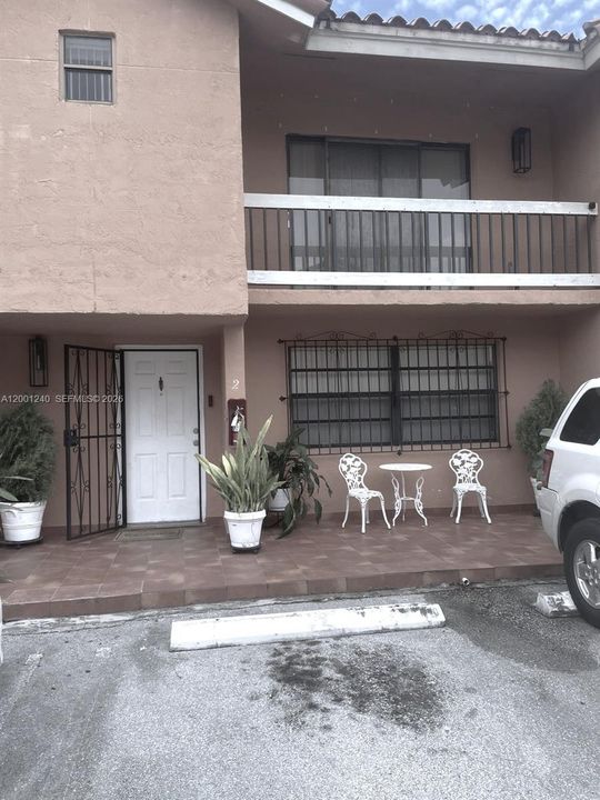 Activo con contrato: $3,200 (4 camas, 2 baños, 1610 Pies cuadrados)