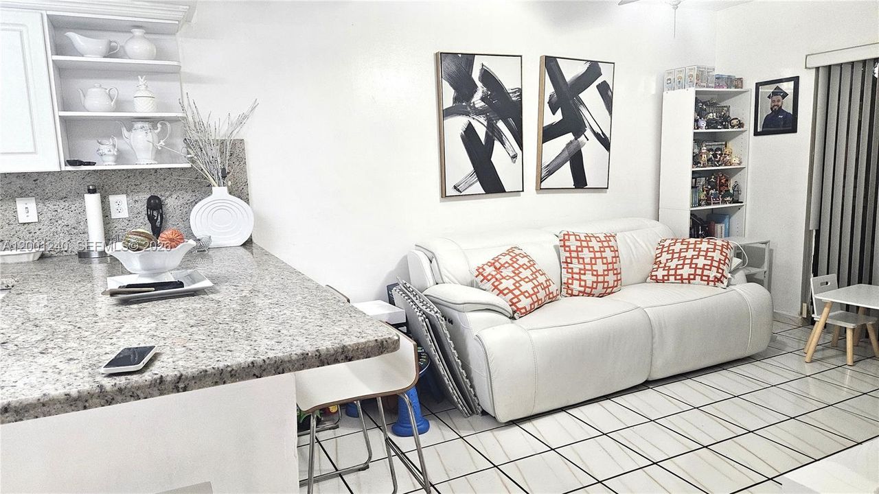 Activo con contrato: $3,200 (4 camas, 2 baños, 1610 Pies cuadrados)