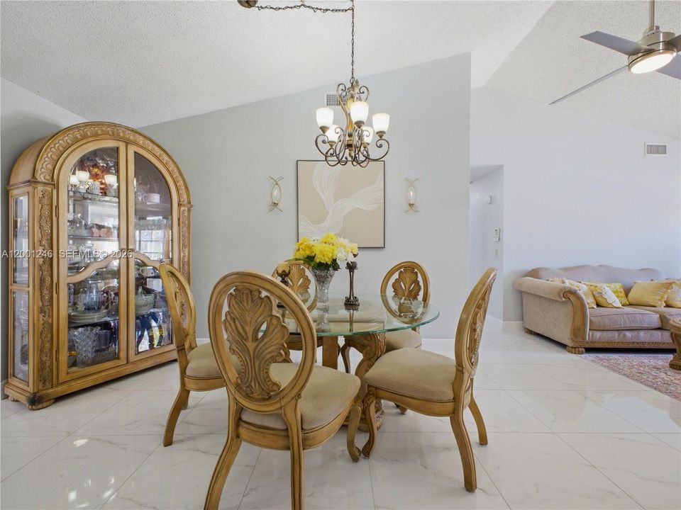 Activo con contrato: $480,000 (3 camas, 2 baños, 1426 Pies cuadrados)