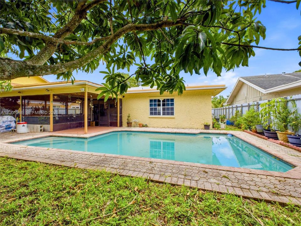 Activo con contrato: $480,000 (3 camas, 2 baños, 1426 Pies cuadrados)