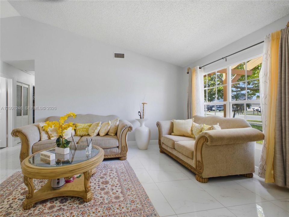 Activo con contrato: $480,000 (3 camas, 2 baños, 1426 Pies cuadrados)